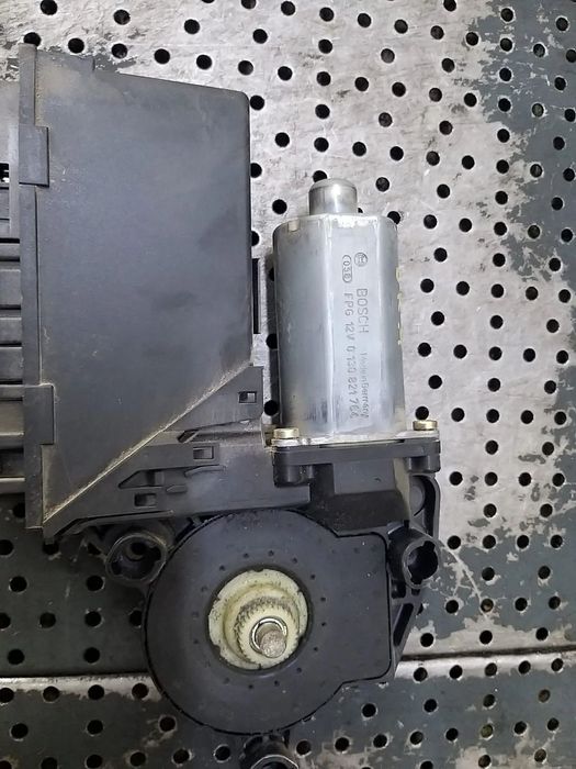 Motoras macara dreapta fata audi a4 b6 8e 0130821764 105841106 5wk47006dbf 8e1959802b 9700105991106