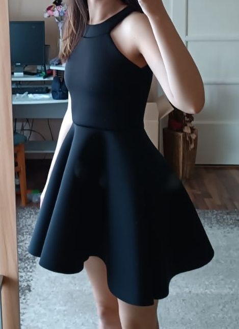 Rochie neagră, material dur, structurată, cloș, scurtă, marime 36/S