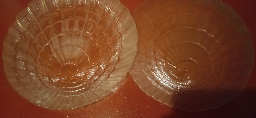 Стеклянные тарелки ракушки.