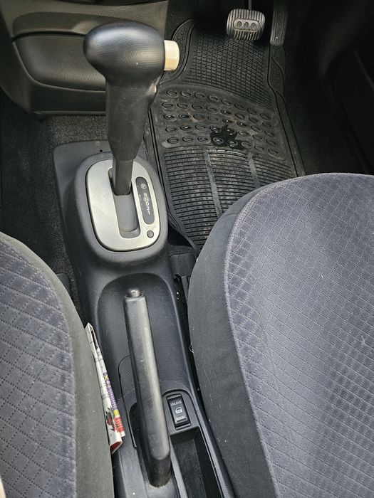 Mașină Nissan Micra