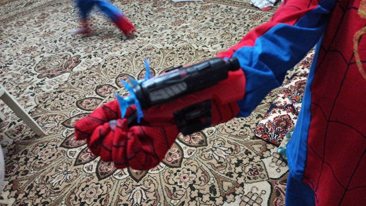 Перчатка человека паука и Халка и ДР супергероев