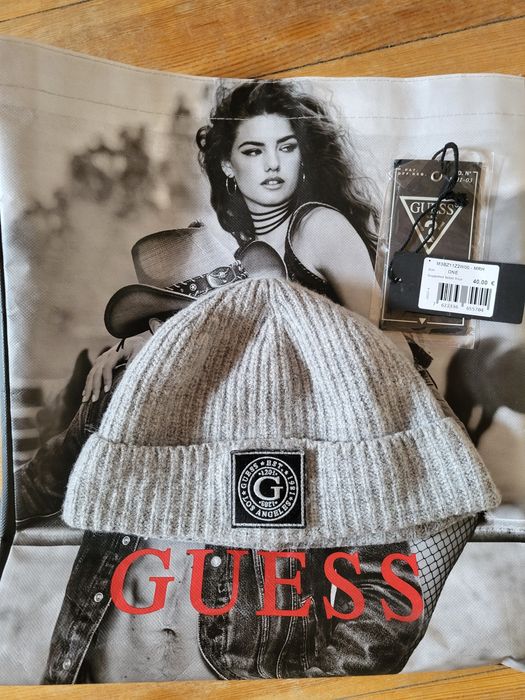 Зимна шапка GUESS