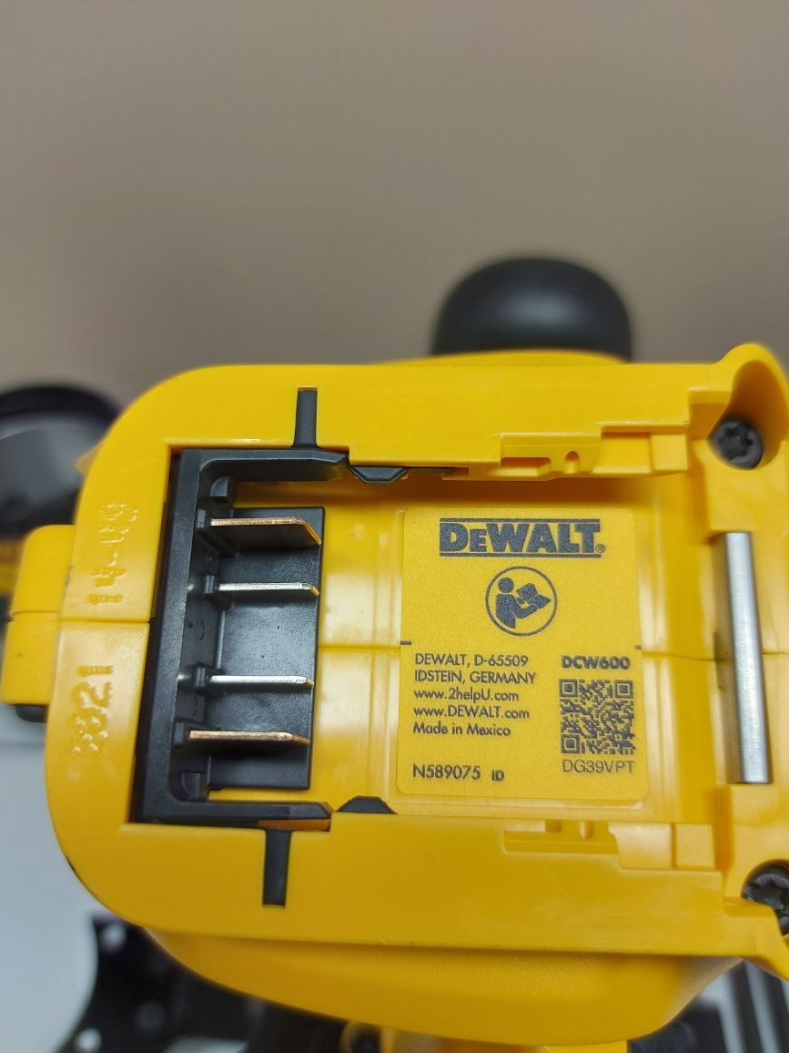 Нова акумулаторна фреза Dewalt DCW604NT