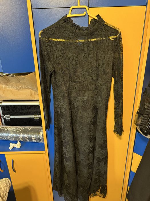 Rochie de zi de dantelă neagră