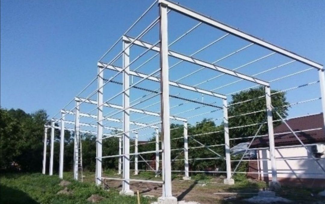 Vând structura metalica 10x8x4la prețul de 3800 euro Montata