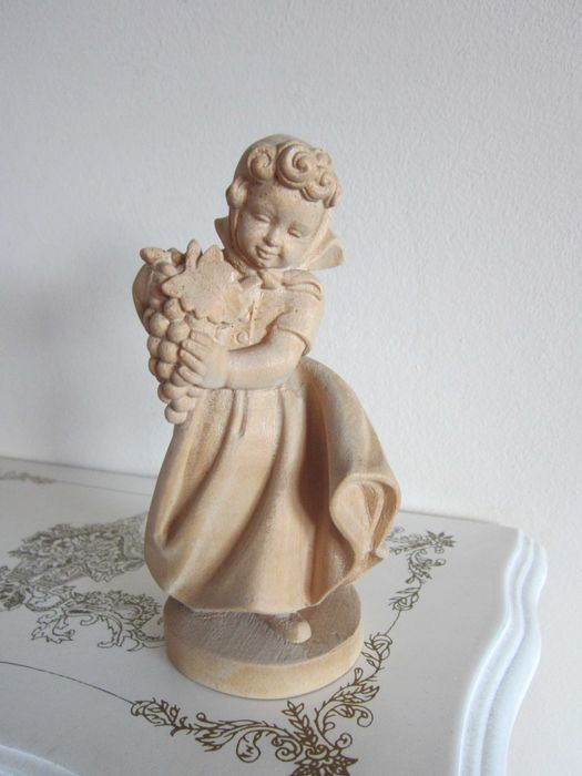 cadou rar Fetita harnica cu struguri handmade lemn 1970 Tirol Alpi