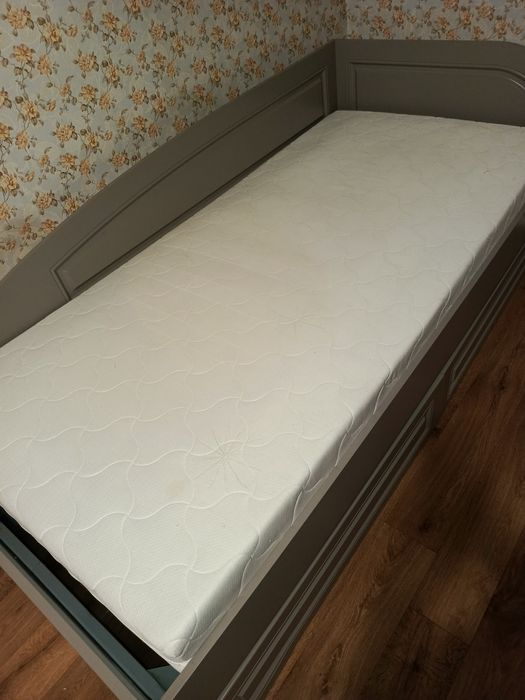Продам кровать с матрацем