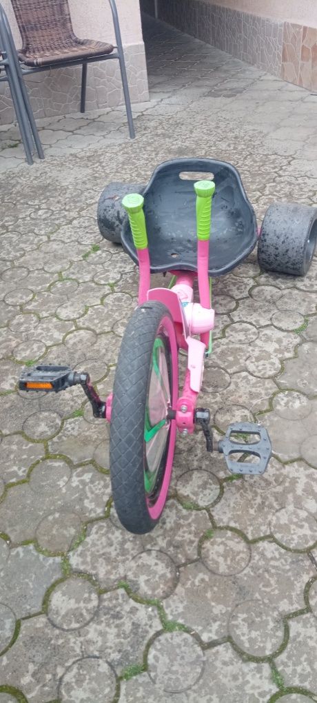 Vând tricicletă de copii Green Machine culoare roz deschis