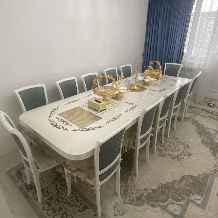 Продам гостевой стол со стульями (12 штук), отличное состояние.