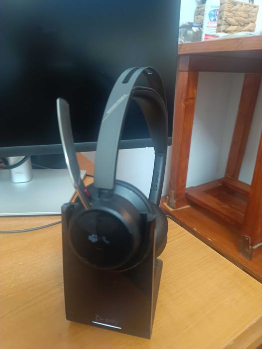 Casti / Headset PC wireless Poly Voyager Focus 2M & stand de incarcare