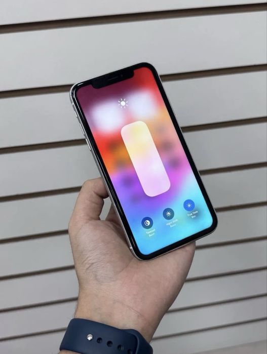 Iphone xr rangi oq 64gb yomkist74% narxi 200$ kelishiladigan joyi bor