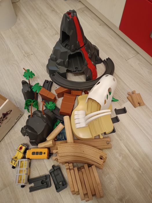 Traseu din lemn printre dinozauri