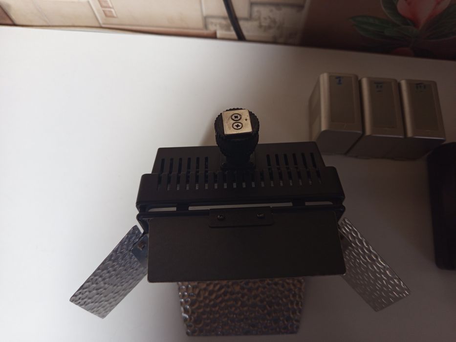 Lampa led cu voleti , 3 baterii si incarcator panasonic