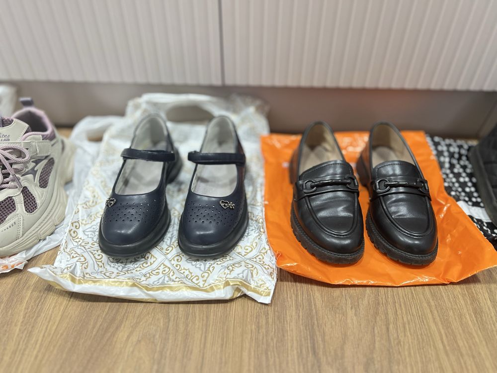 Продам обувь на девочку, продаю целиком.