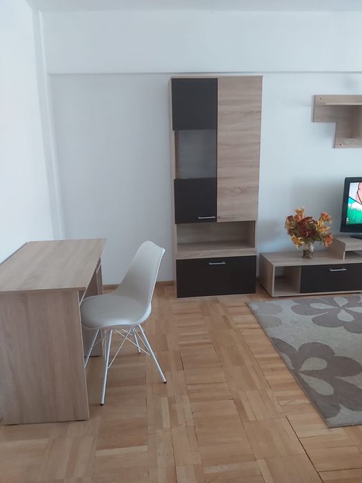 Inchiriez apartament Rovine