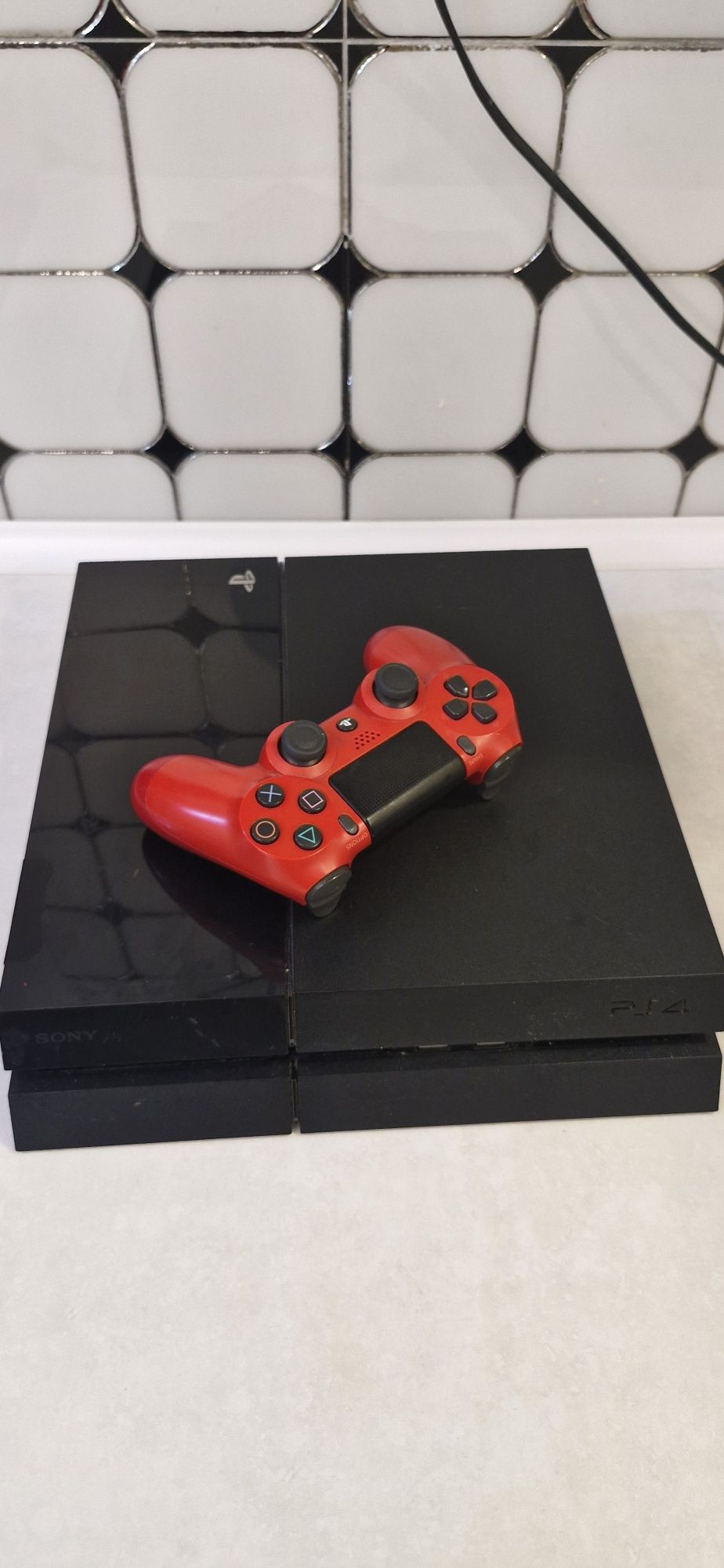 PlayStation4 с красным Джостиком