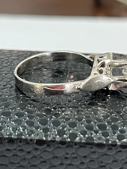 Пръстен от бяло злато със брилянт