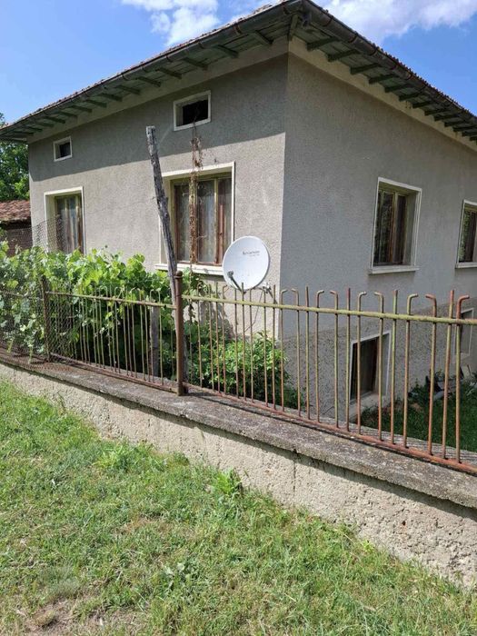 Двуетажна къща в с. Петрич