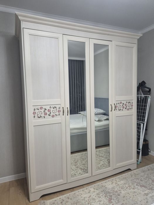 Шкаф хорошый 4 дверный