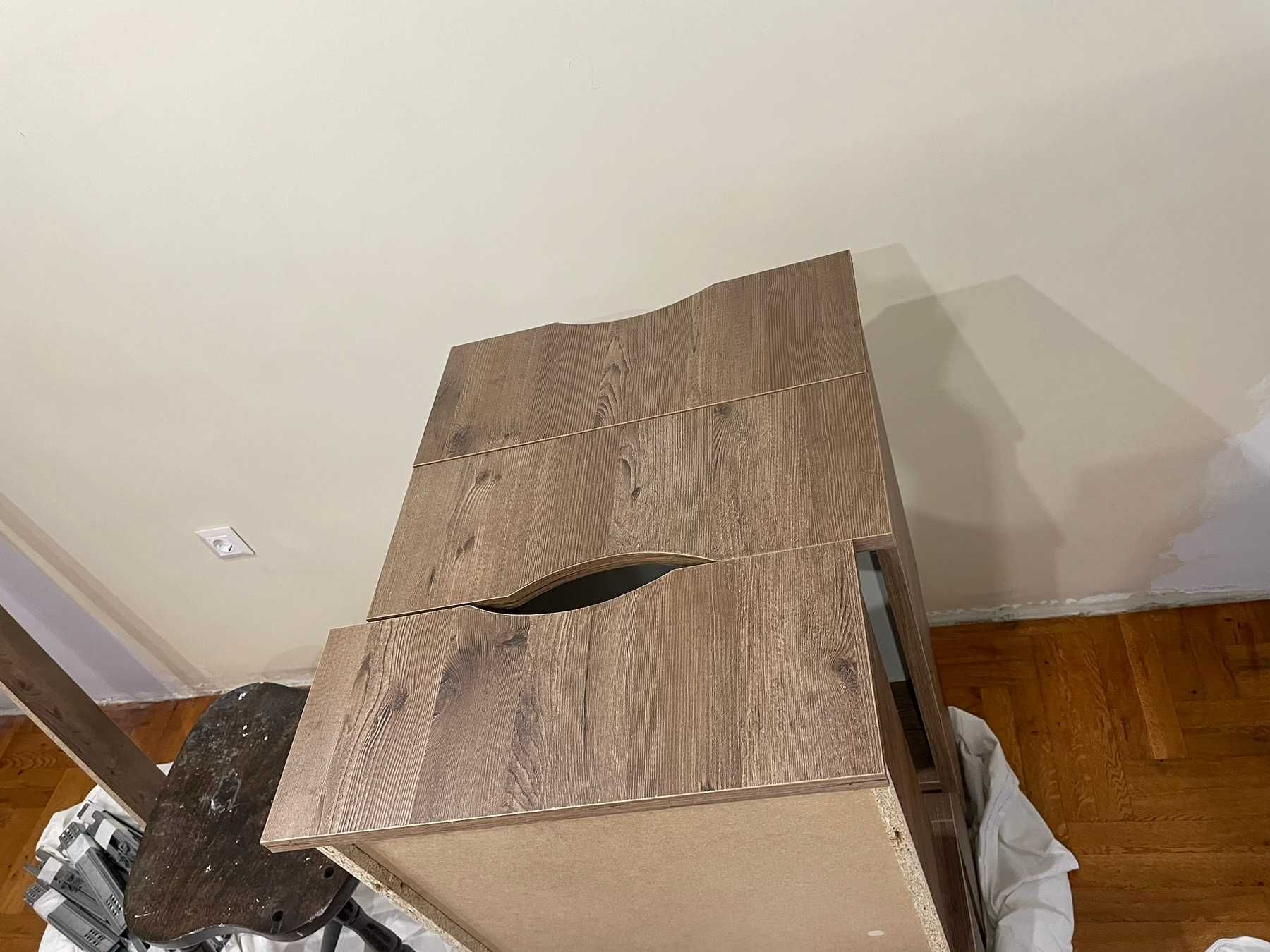 Чекмеджета + дървени плоскости и гардероб