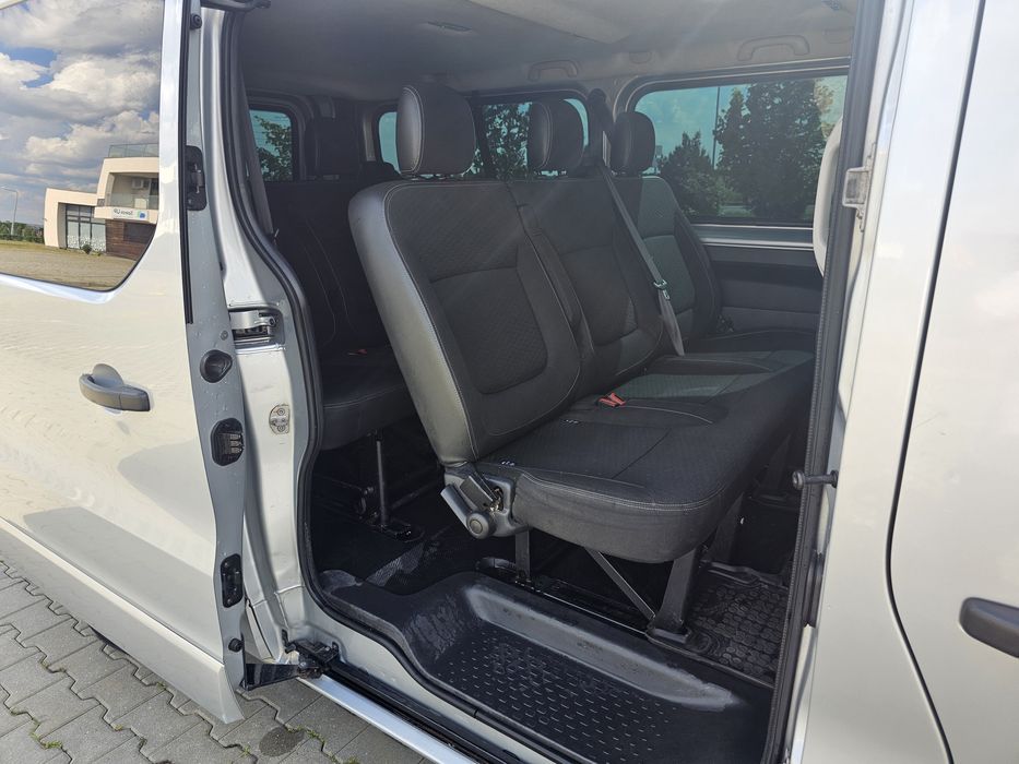 Inchiriez microbus 8+1 locuri