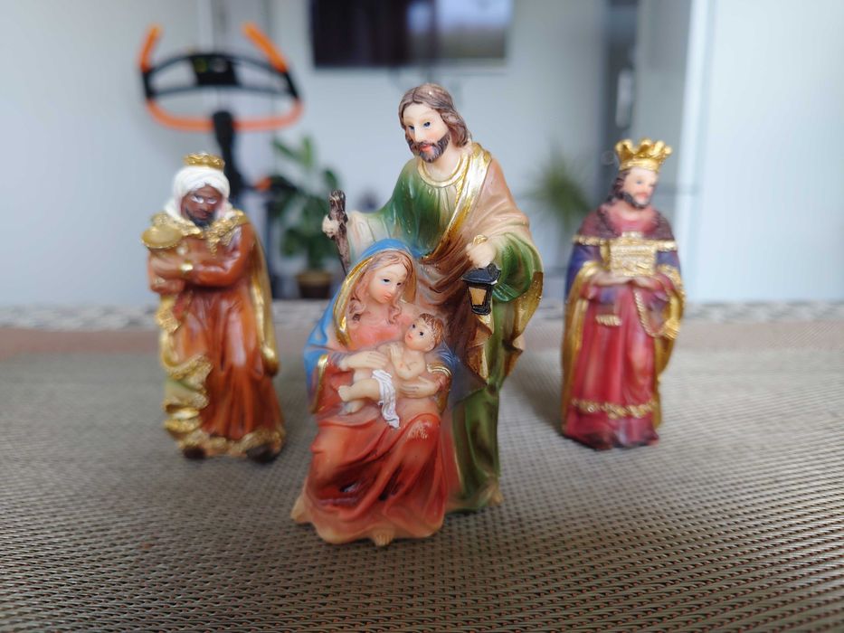 Стилни и красиви с изработката си фигури.Цената е за всичките.