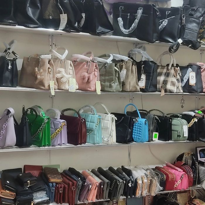 Ayollar Erkaklar Bolalar sumkalari