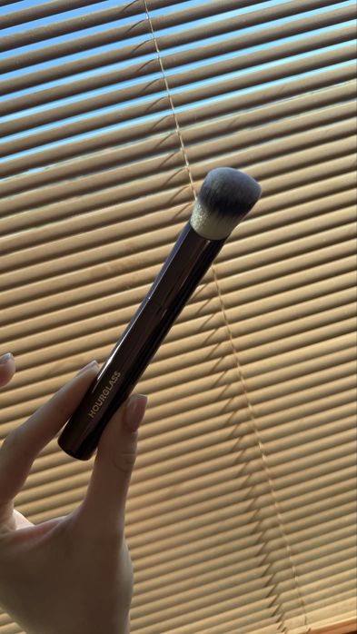 Hourglass четка за коректор и фон дьо тен