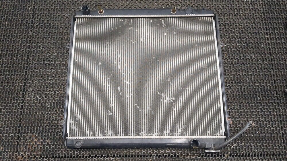 На Toyota Sequoia — Радиатор охлаждения.