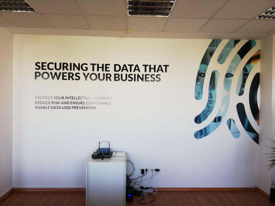 Texte sau sigle DECUPATE - pentru geam, perete, masina sau mobilier!