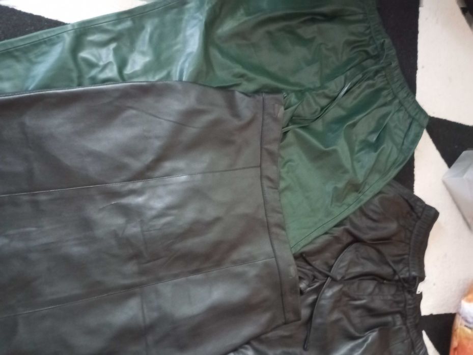 Два кожени панталона черен и зелен и кожена черна пола.