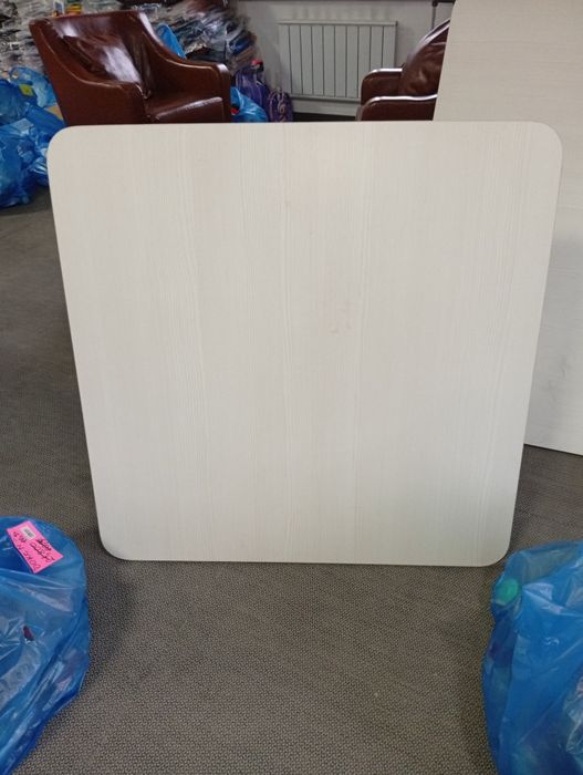 Стол 3000 тенге.