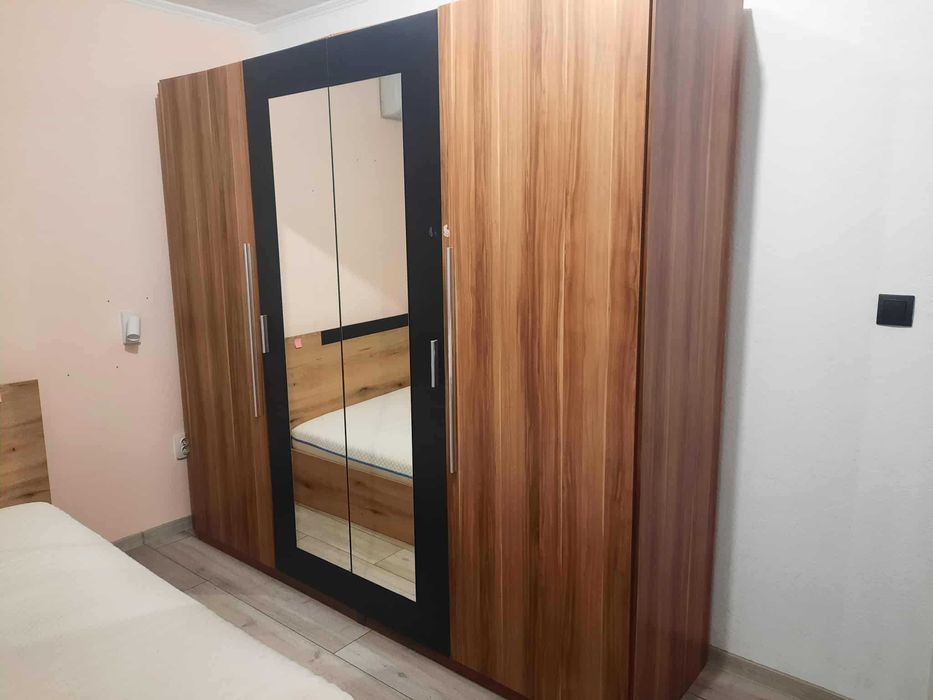 Гардероб (четирикрилен) в добро състояние на изгодна цена в Бургас