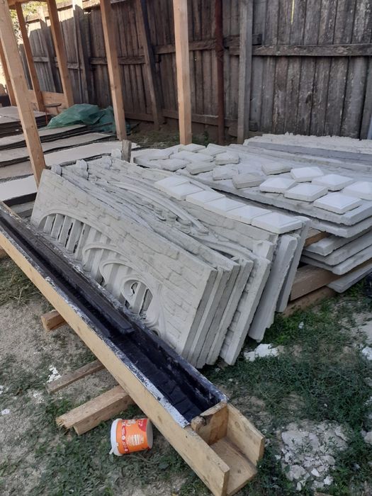 Cruci, cavouri, garduri din beton, monumente funerare