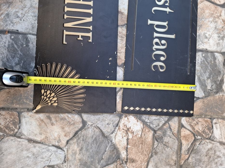 Две дълги метални табели