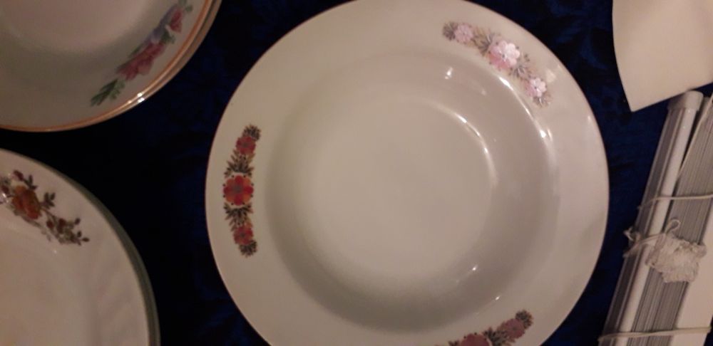 Чинии за хранене и комплекти