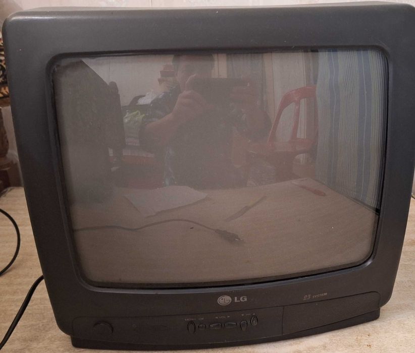 Продаётся телевизор LG CF-14E20