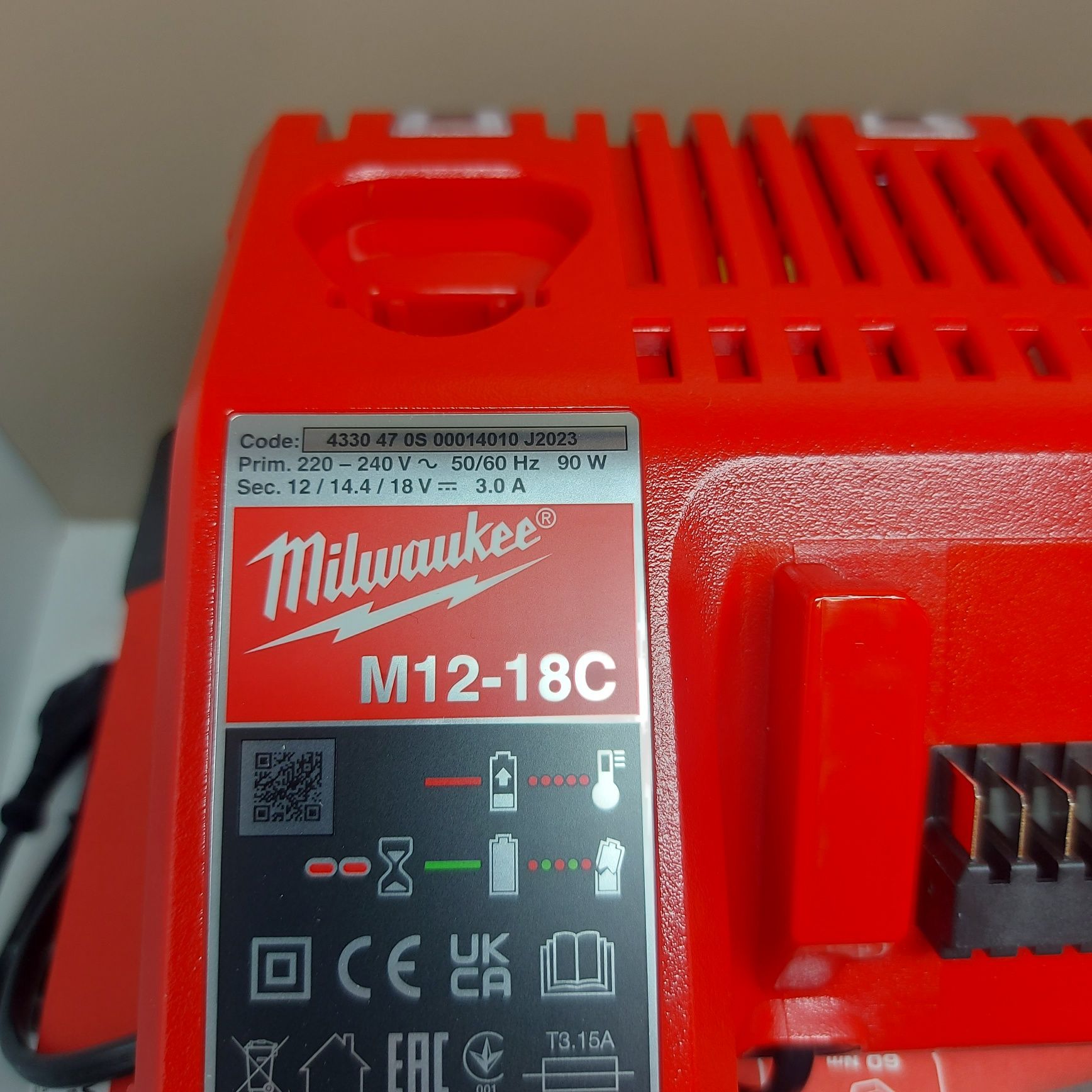 Нов безчетков винтоверт Milwaukee M18 CBLPD-202C