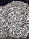 Fata de masa rotunda mare din macrame