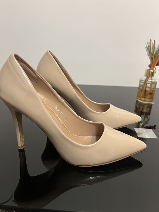 Pantofi stileto crem