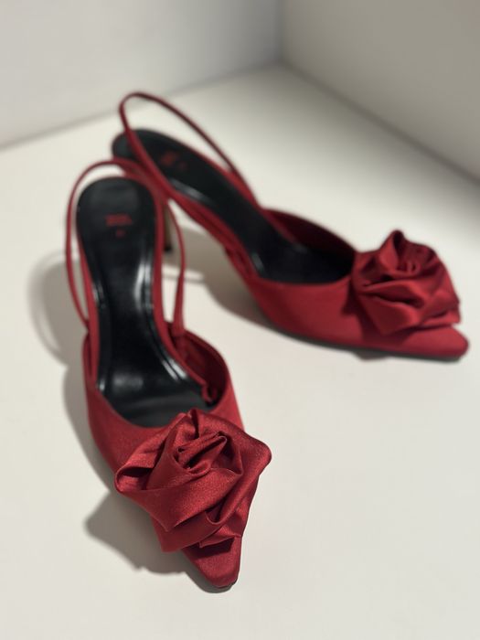 Обувки на ток червено Zara