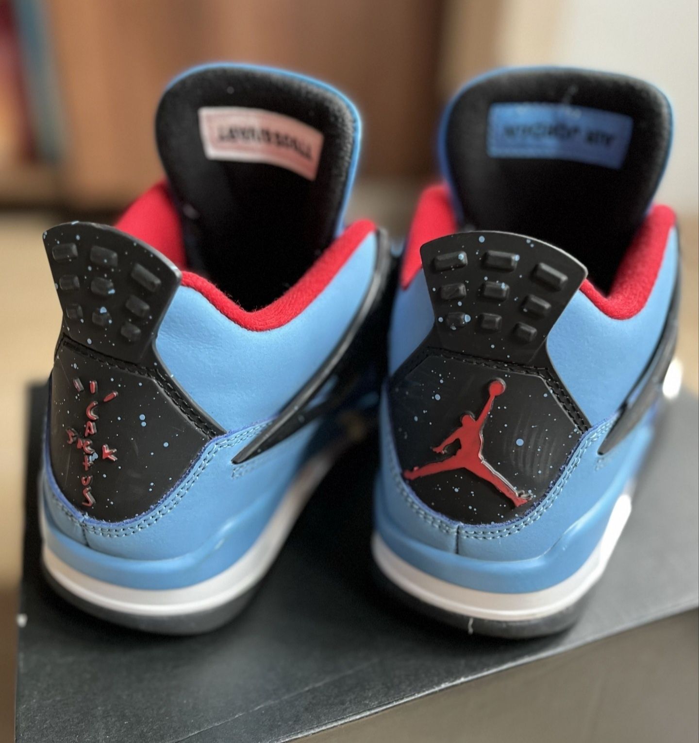 Jordan 4 Travis Scott