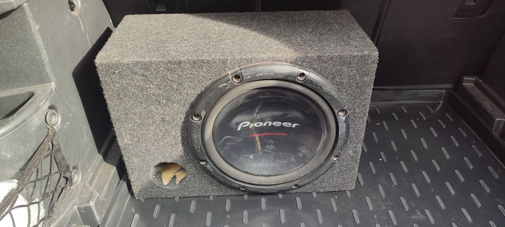 Продам сабвуфер с усилителем