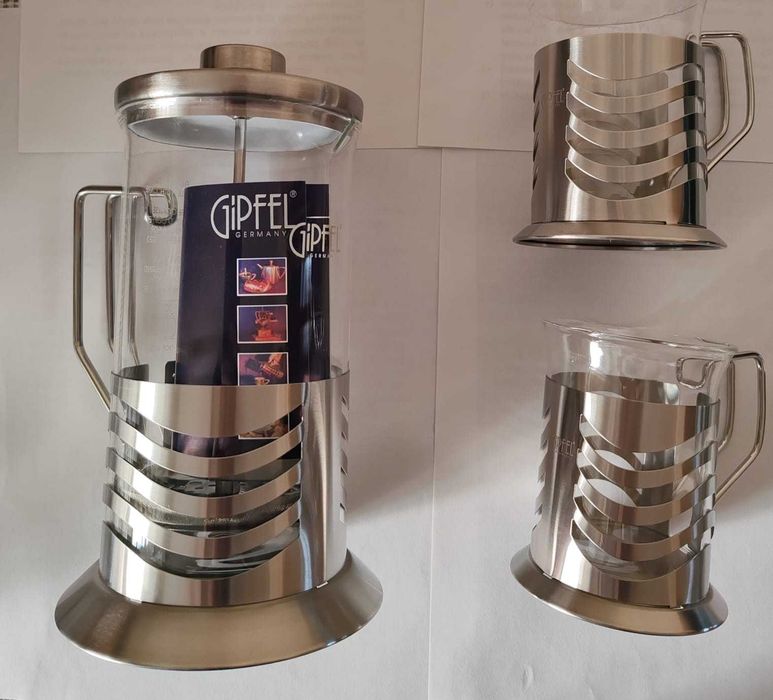 Чайник заварной с поршнем и две кружки