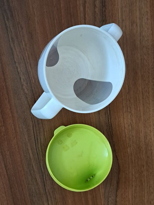 Поильник , соска , стаканчик, состояние хорошее.