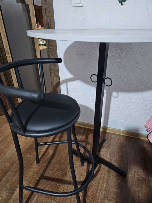 Барный стол и стулья