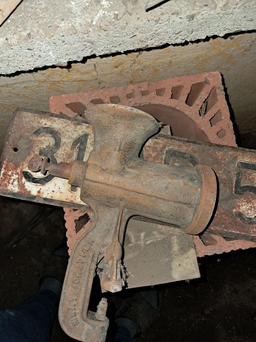 Mașina de tocat veche