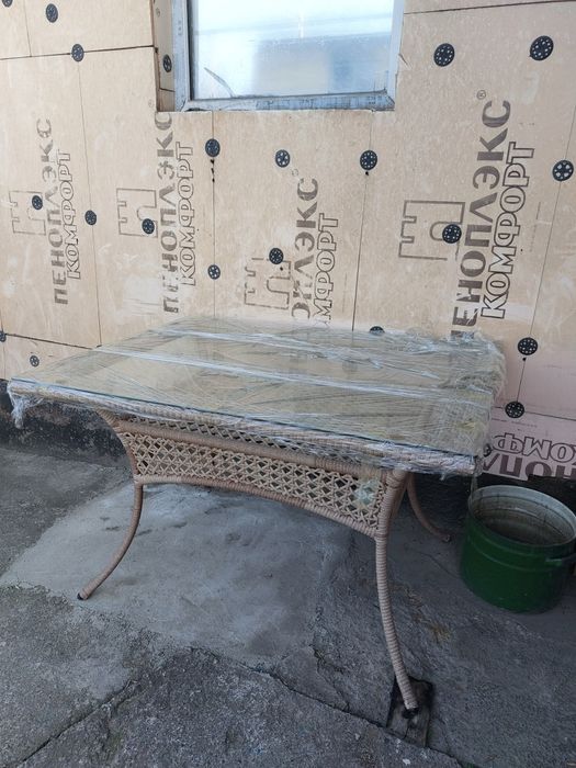 Большой ратанговый стол