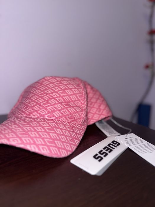 Розова шапка guess