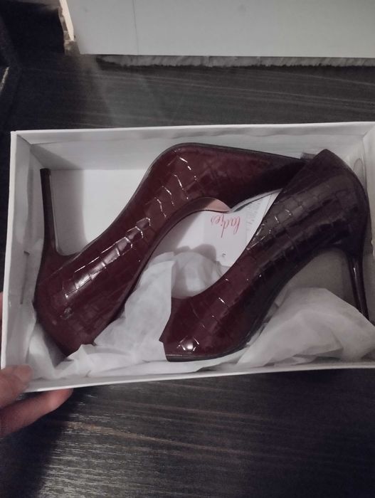 Нови обувки на ток бордо